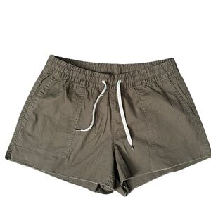 Vuori Women’s Green Ripstop Shorts Size medium  Raw hem